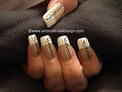 Fingernägel dekorieren mit Airbrush-Farbe und Nailart Liner