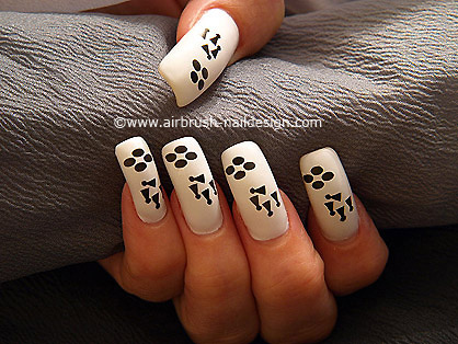 Fingernagel Motiv mit Airbrush Farbe in Schwarz und Weiß - Airbrush Nailart 059